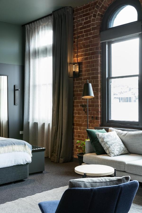 The Chamberson Hotel Dunedin Exterior foto A living room in a loft apartment